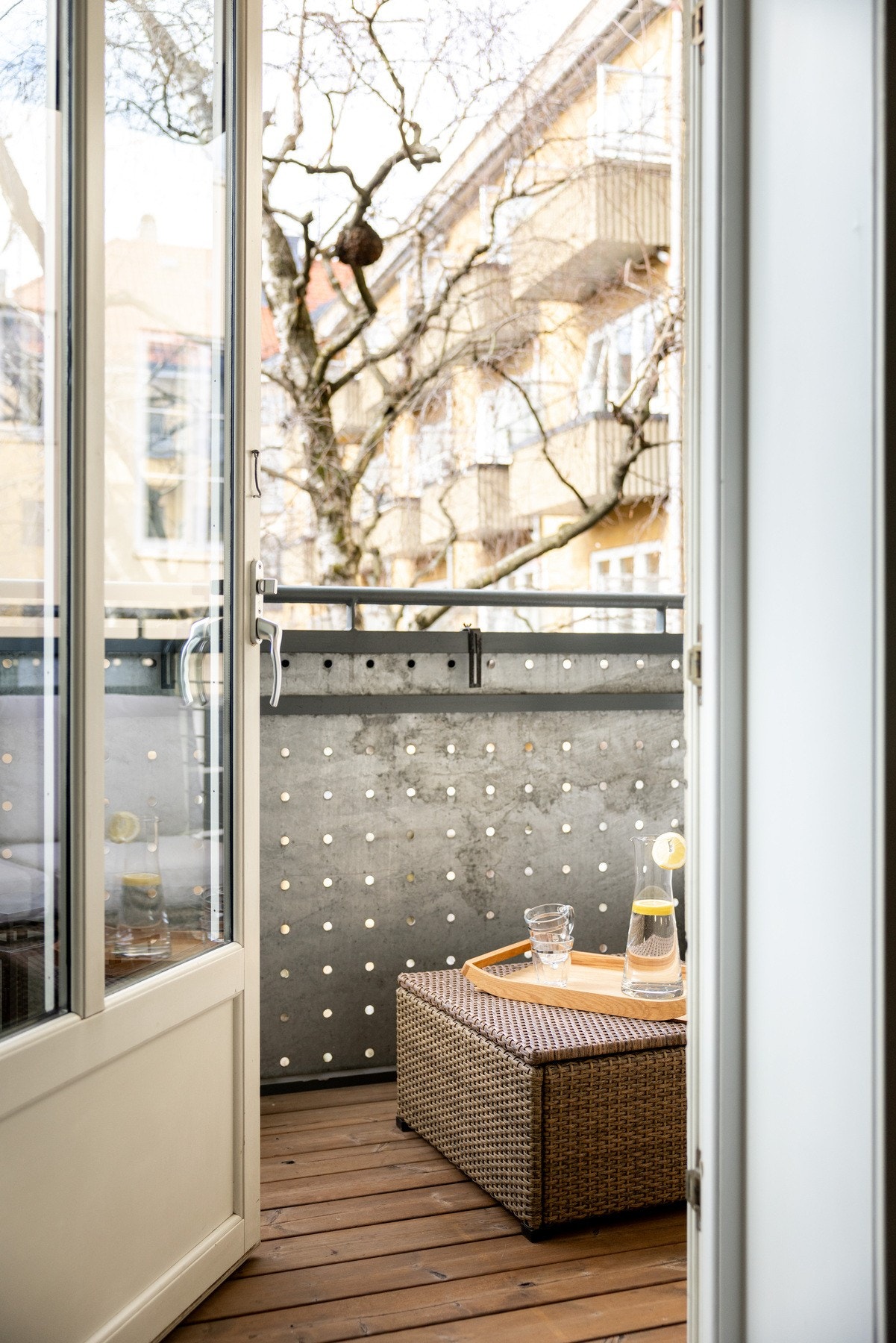 Kjøkkenet har også direkte utgang til balkong, noe som gir gode lysforhold og en praktisk løsning i hverdagen. Galleribilde