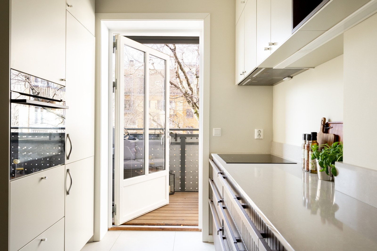 Kjøkkenet fremstår som stilrent og funksjonelt, og ble pusset opp i desember 2021 med nye elektriske kurser. Galleribilde