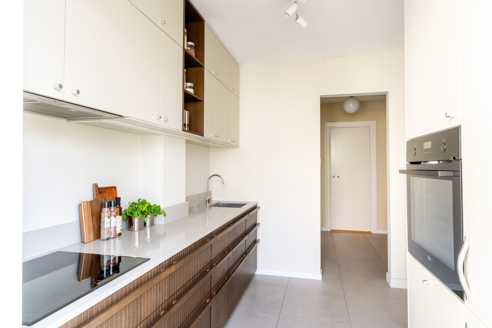 Innredningen er fra IKEA med fronter fra Superfront, og gir en pen kombinasjon av lyse overskap og mørkere, profilerte fronter på underskapene. Gulvet er utstyrt med varmekabler som gir god komfort. Galleribilde