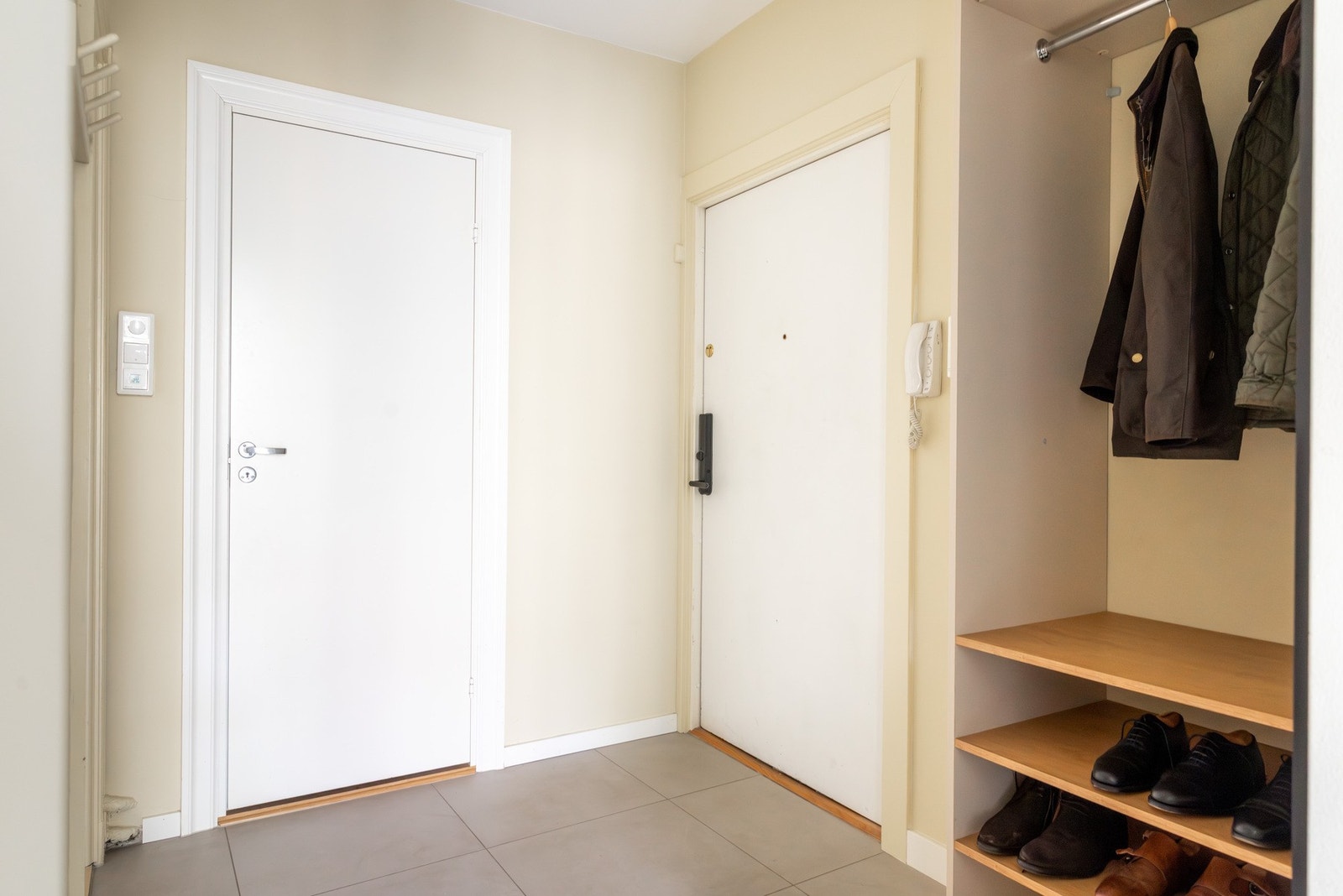 Rommet har en ryddig og funksjonell utforming med god plass til garderobeløsning. Galleribilde