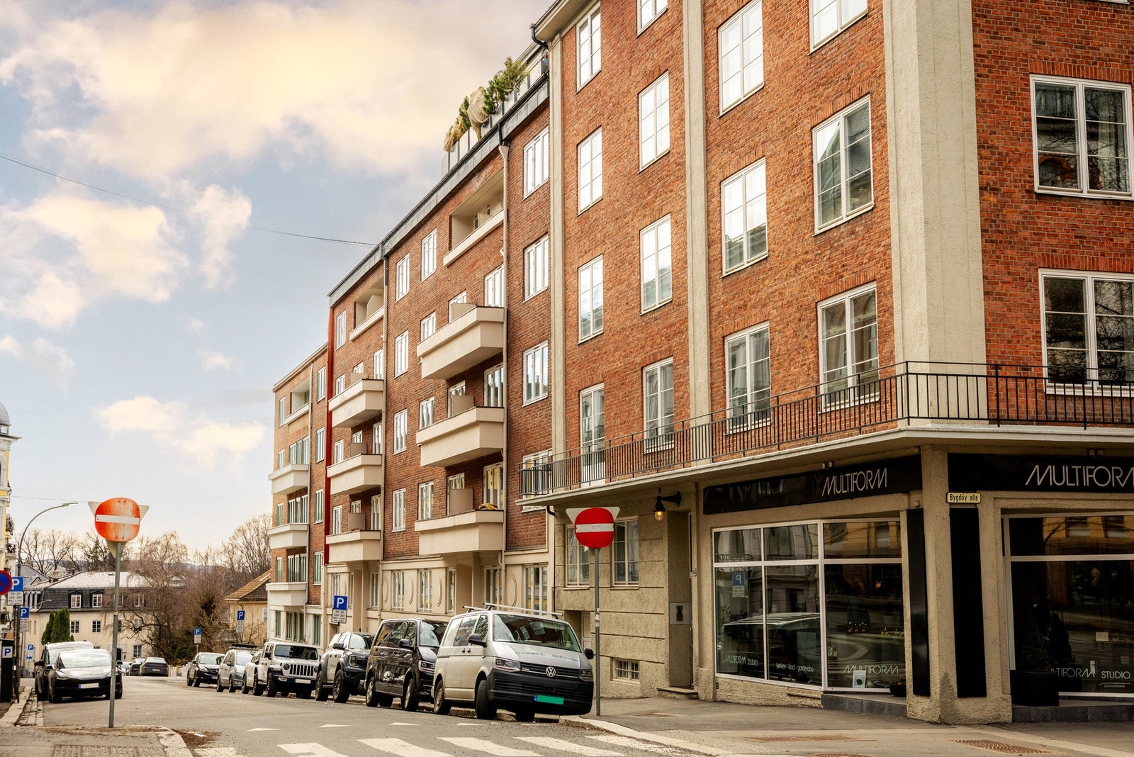 Boligen har en svært attraktiv plassering i et veletablert og etterspurt område på Frogner i Oslo. Området er kjent for sin klassiske bebyggelse og rolige omgivelser, og ligger i nærheten av flere ambassader og representative eiendommer. Galleribilde