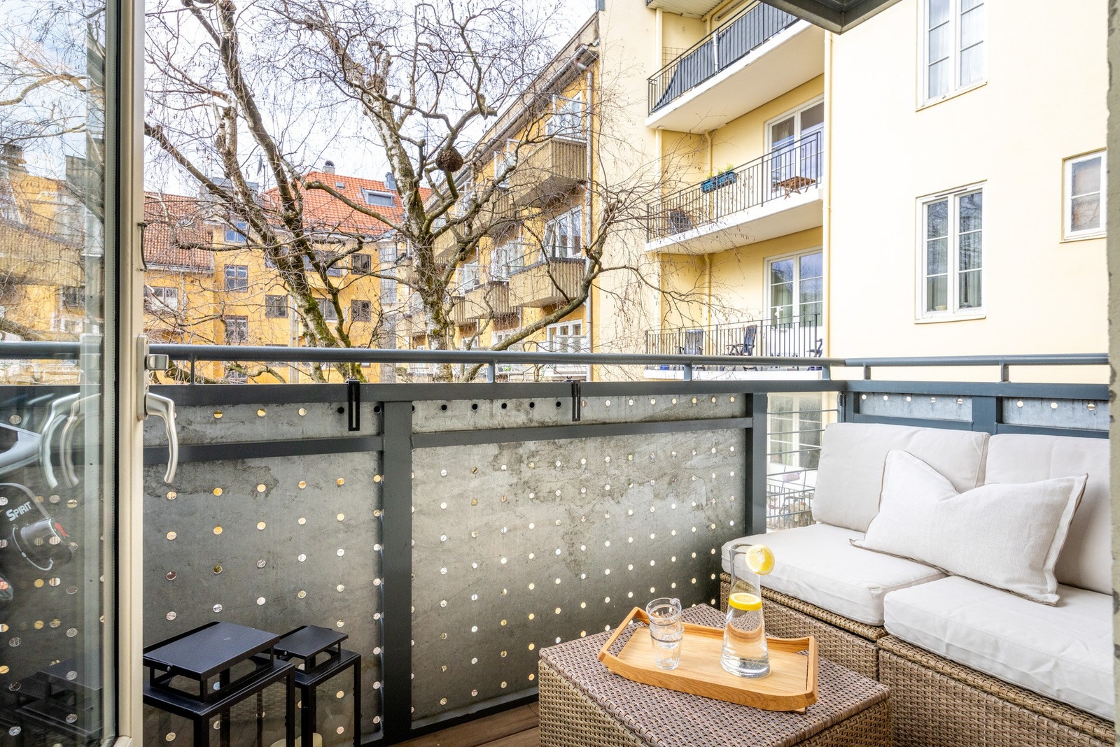 Leiligheten har en god planløsning, to balkonger, peis og romslige oppholdsarealer. Galleribilde