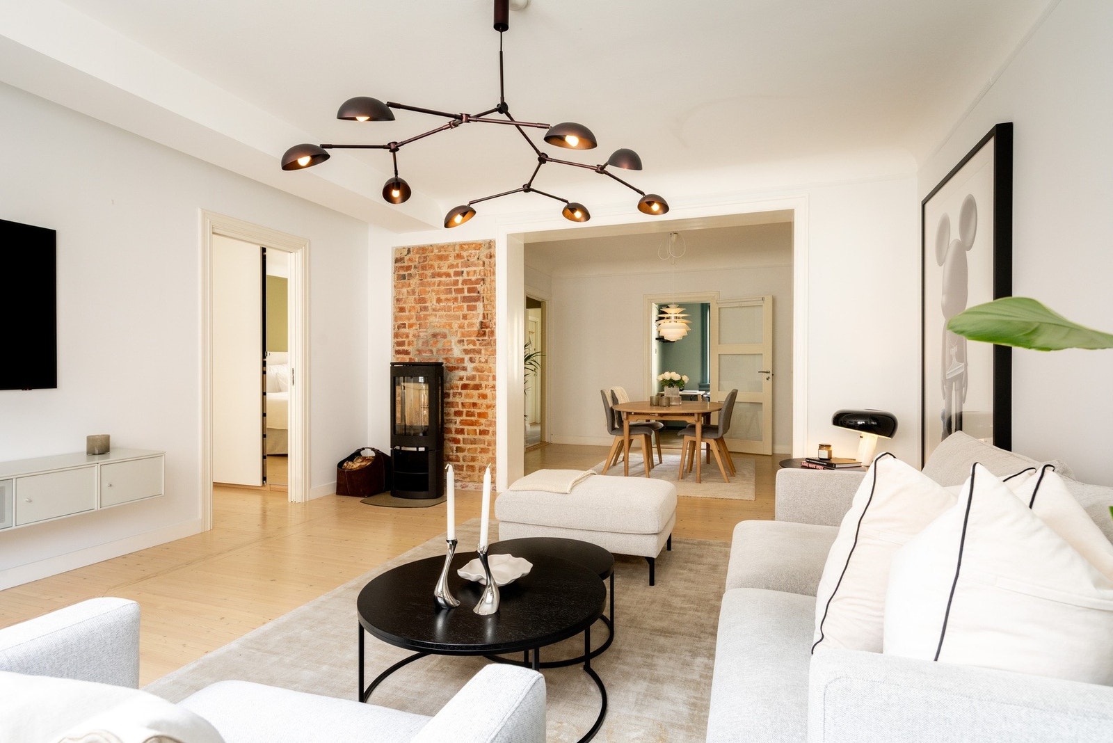 Lys og gjennomgående 3-roms med attraktiv beliggenhet på Frogner, med kort gangavstand til et rikt utvalg av servicetilbud, kollektivtransport og rekreasjonsområder. Galleribilde