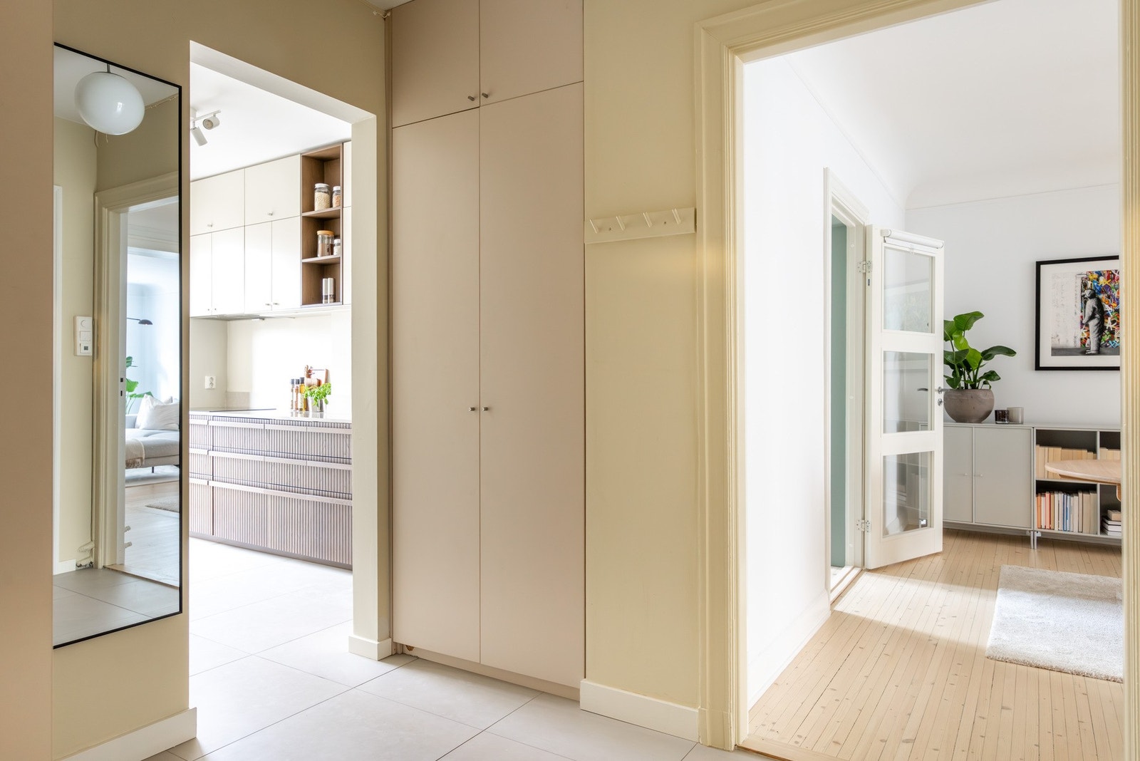 Entréen er lys og praktisk med flislagt gulv med varmekabler, som er slitesterkt og enkelt å holde rent. I det plassbygde skapet er det integrert vaskesøyle (vaskemaskin og tørketrommel). Galleribilde