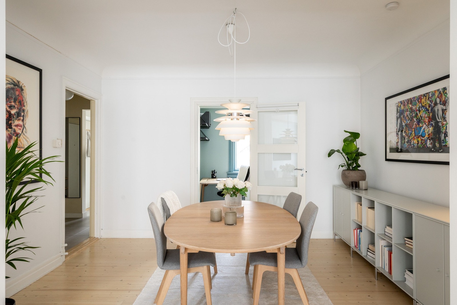 Spisestuen fremstår som lys og innbydende med god plass til spisebord og tilhørende møblement. Rommet har en naturlig plassering mellom kjøkken og stue, og oppleves luftig med åpning mot tilstøtende oppholdsrom. Galleribilde