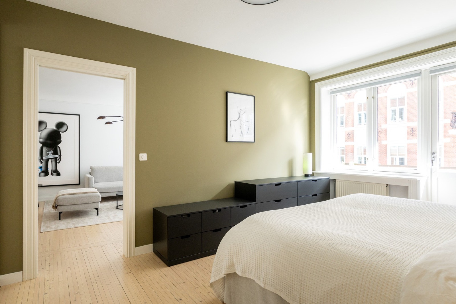 Hovedsoverommet er romslig med god lagringsplass, og har plass til dobbeltseng med tilhørende nattbord. Galleribilde