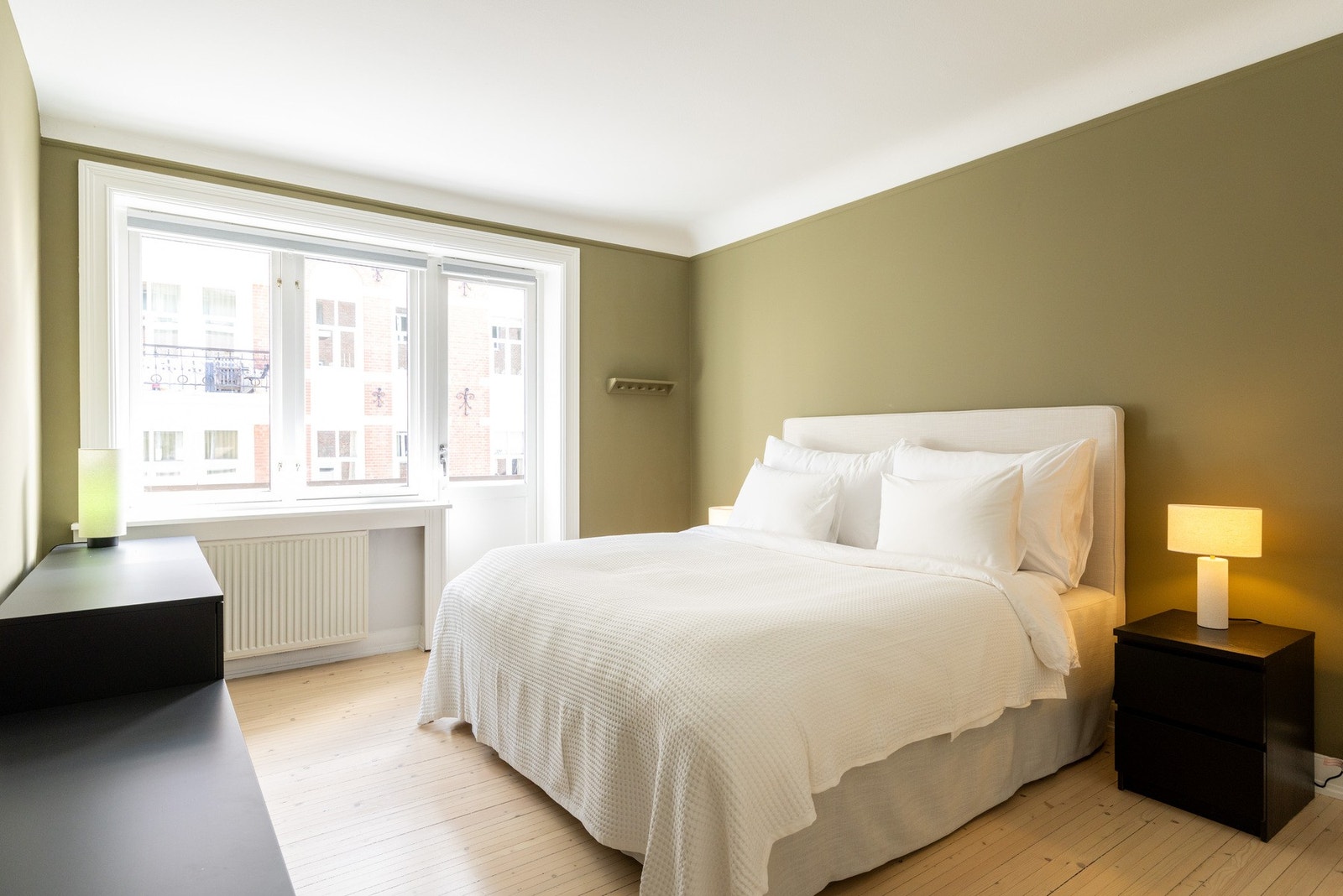 Rommet har en rolig og behagelig atmosfære samt utgang til balkong som gir gode lysforhold. Galleribilde