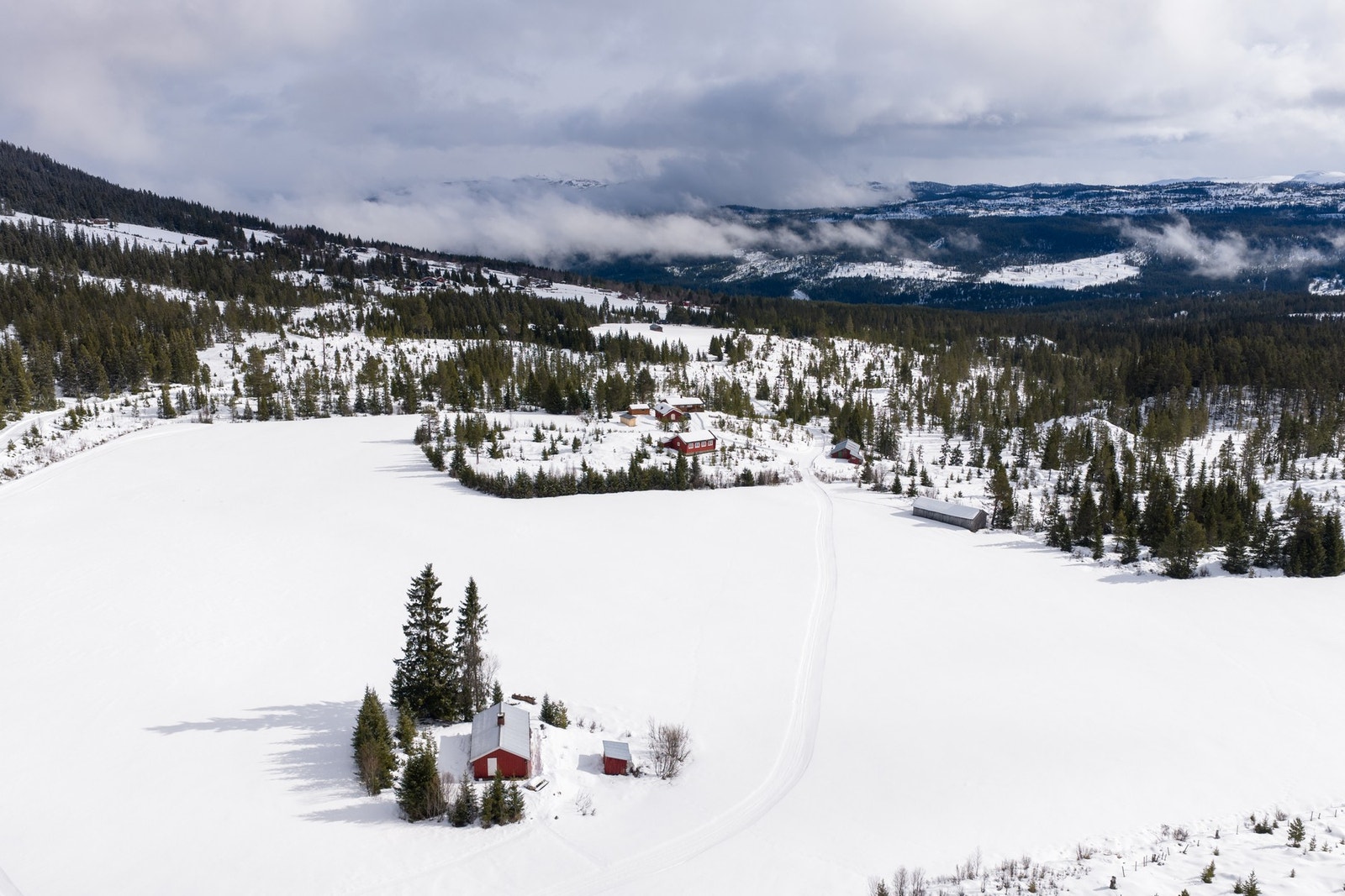 Saupeset - et levende kulturminne der fjelljordbrukets historie møter dagens fritidsbruk! Saupeset var engang Norges største stølslag. Her bevares ikke bare landskapet, men også følelsen av den roen og enkelheten som i mange hundre år preget livet på setr Galleribilde