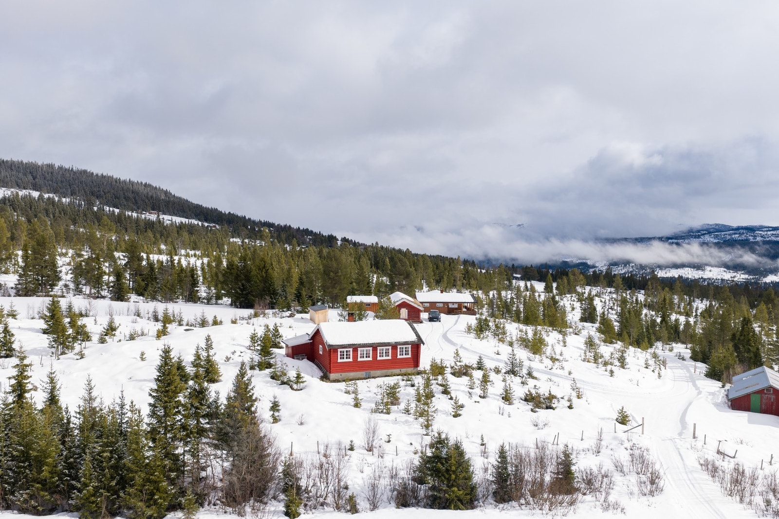 Hytta ligger ved en av setervollene i utkanten av seterlaget på Saupeset. Galleribilde
