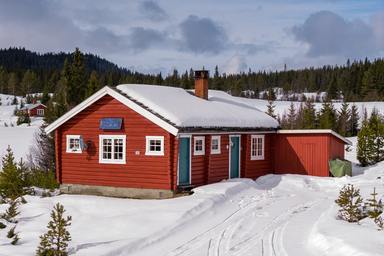Hytta har entre, stue/kjøkken, tre soverom, vaskerom og i uteboden er det vedskjul og utedo. Galleribilde