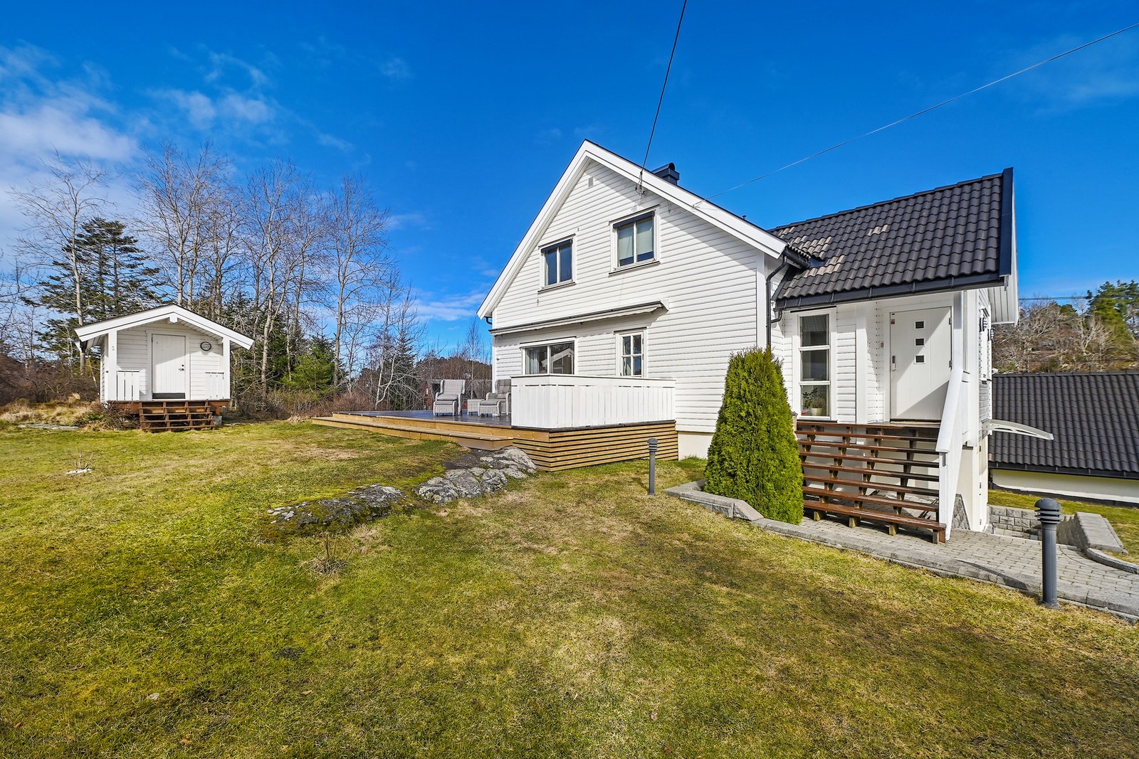 Tomten er pent opparbeidet og byr på gode solforhold, med praktiske løsninger som solskjerming og markiser. Galleribilde