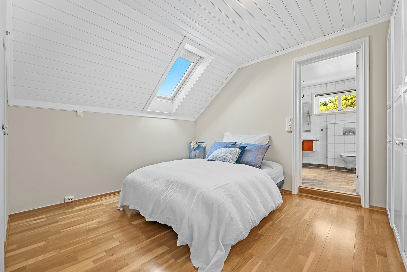 Soverom med inngang til bad. Galleribilde