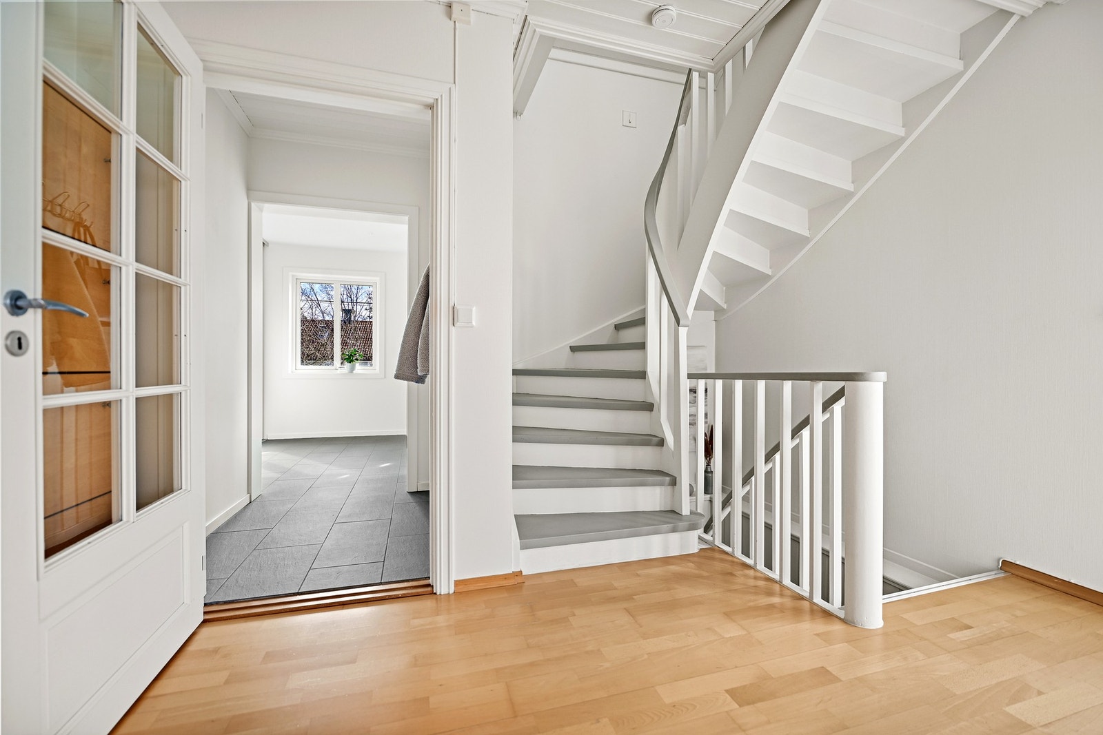 Hall med trappen som bringer etasjene sammen. Galleribilde