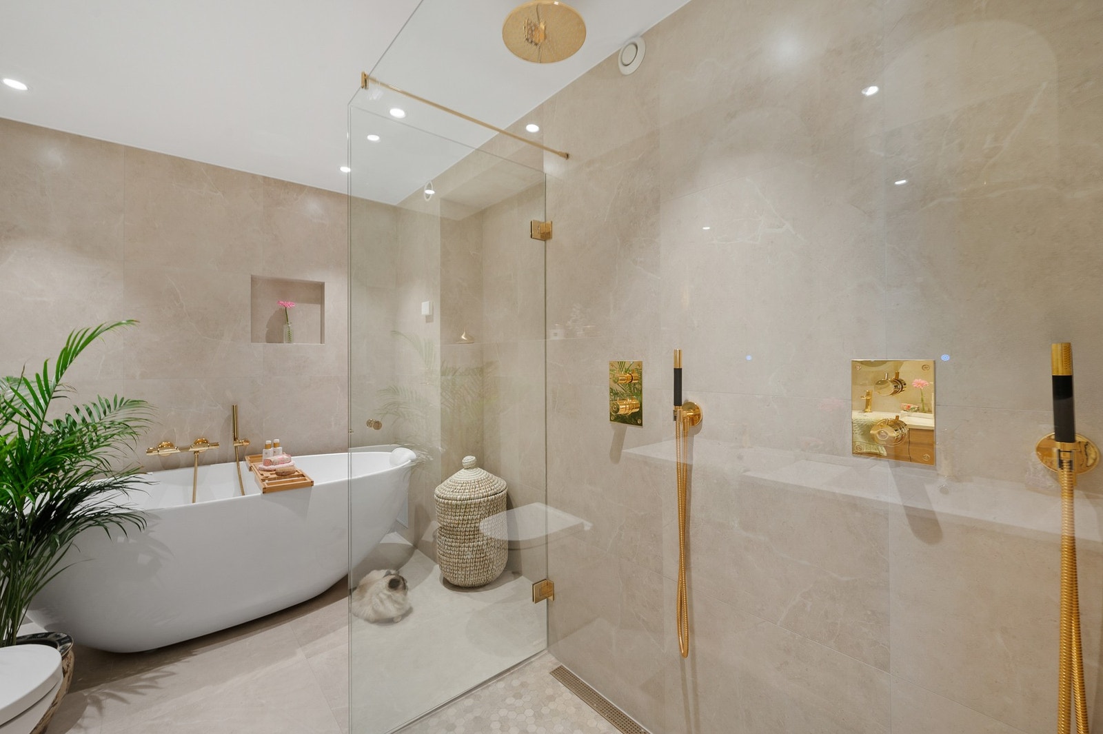 Badet har nytt servant, vegghengt toalett, badekar og dusj. Galleribilde