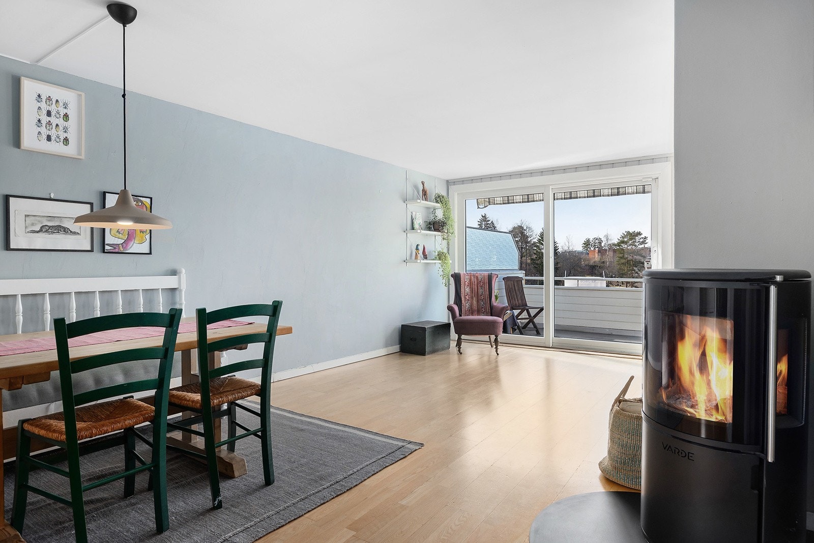Spisestue og stue. Det ble satt i peis i 2023. Galleribilde