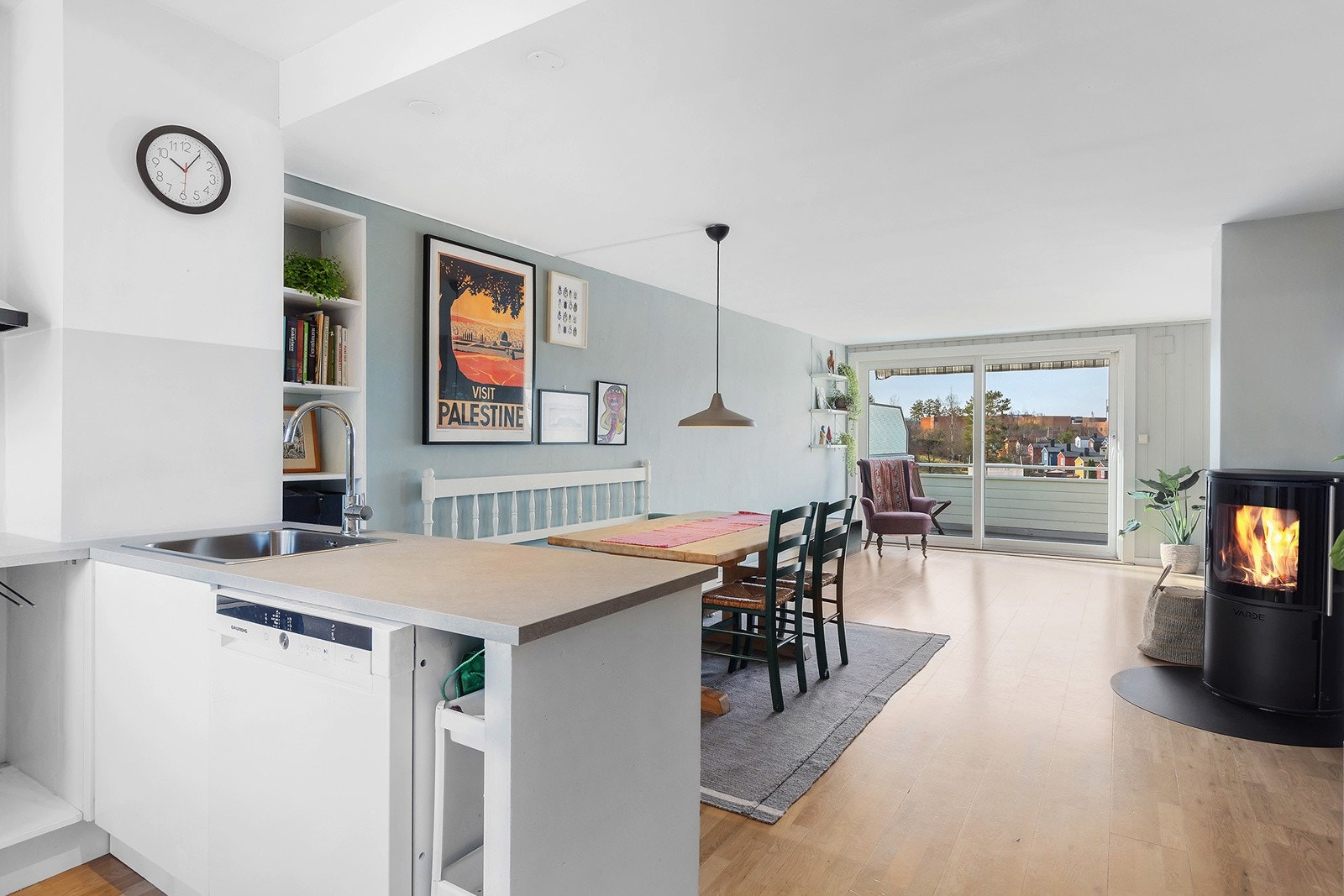 Lys og innbydenede stue og kjøkken i åpen løsning. Galleribilde