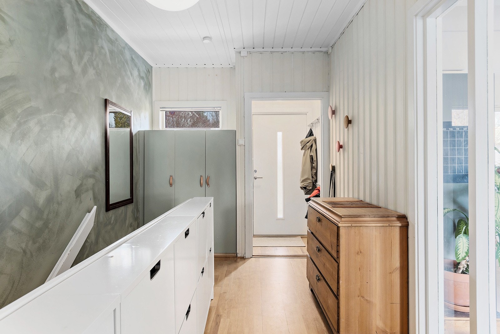 Vindfang og gang med nedgang til underetasjen. Galleribilde