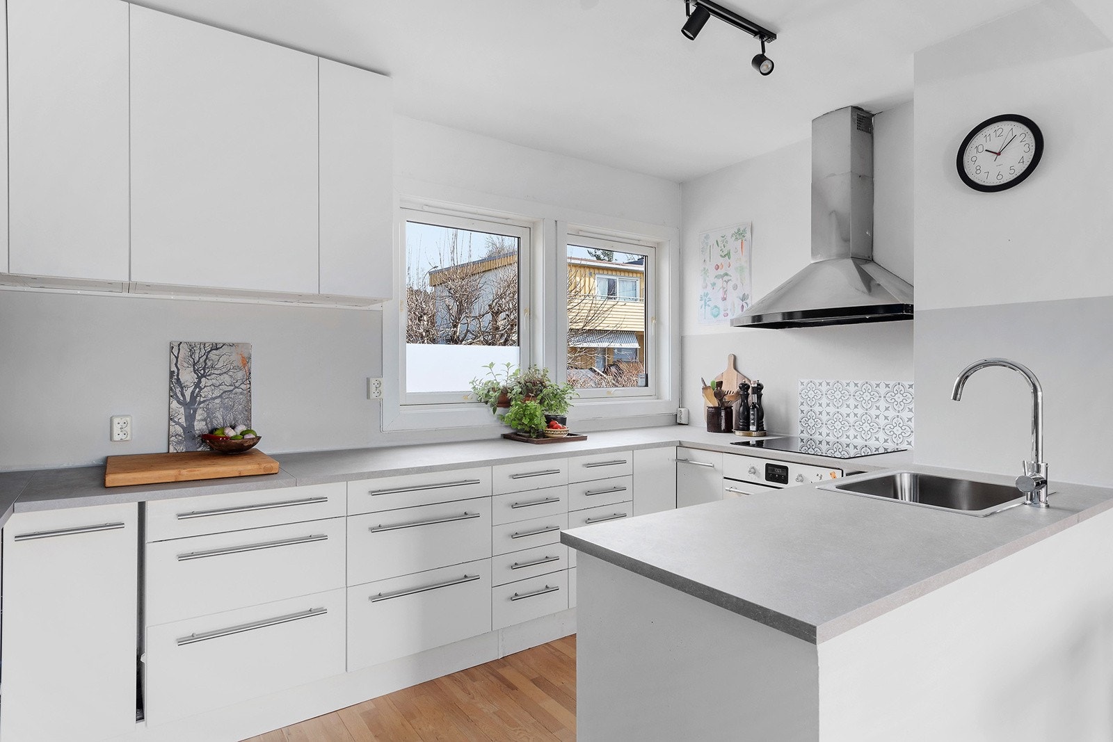 Lyst kjøkken med godt med skap og benkeplass. Ny benkeplate, oppvaskkum og kjøkkenkran i 2026. Galleribilde