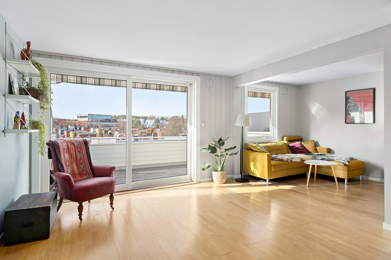 Godt med lysinnslipp gjennom store vindusflater. Utgang til veranda, Galleribilde