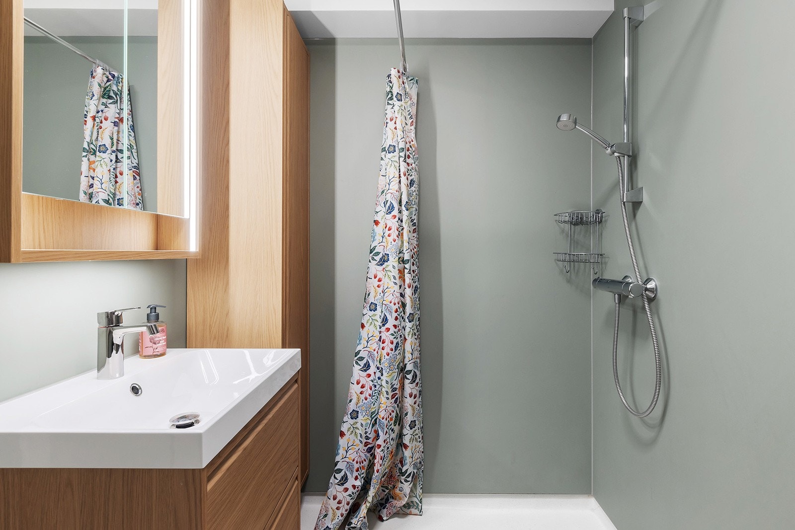 Badet ble pusset opp i 2025. Pent innredet og med gulvarme. Galleribilde