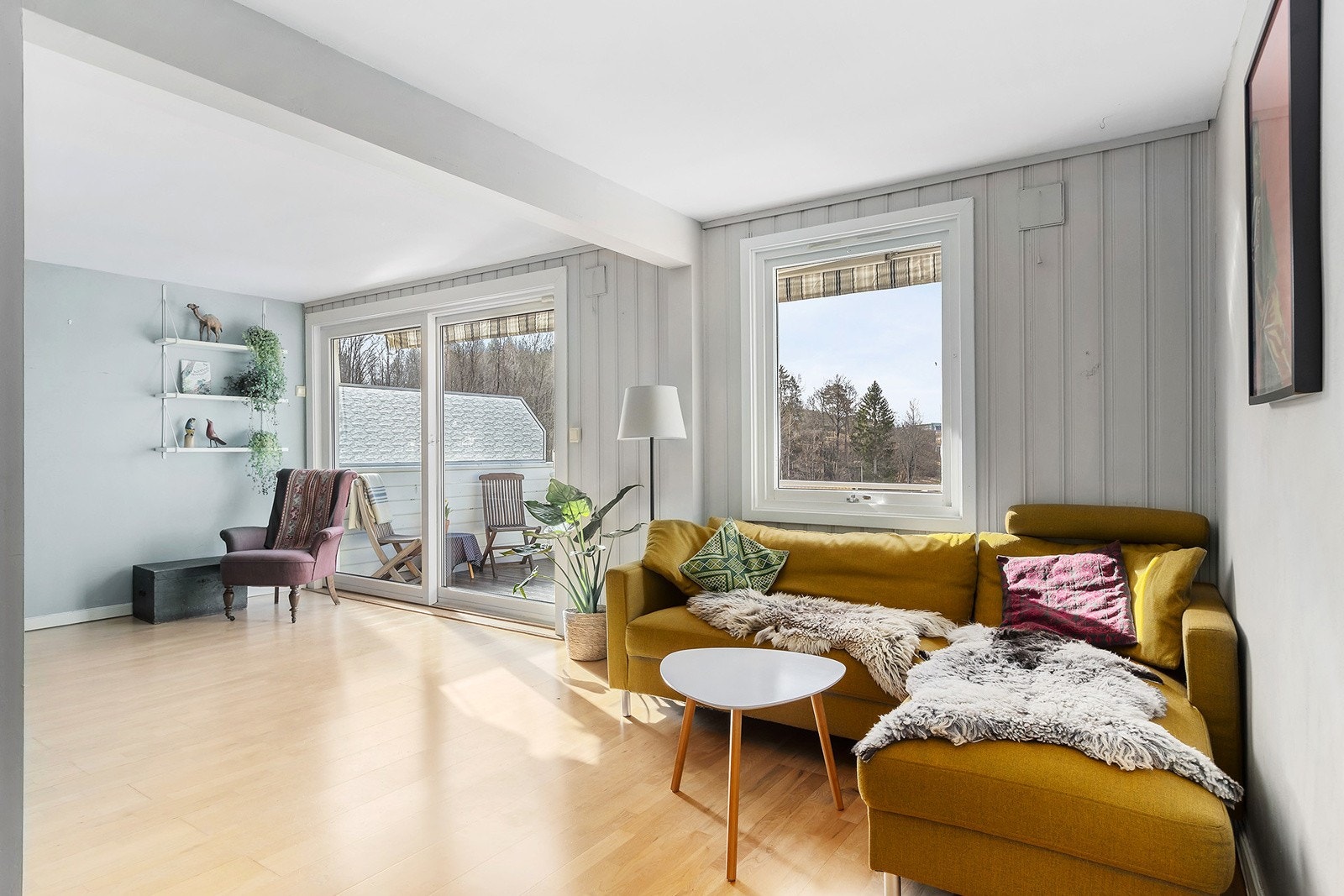 Stor og fin stue med malte veggflater og parkettgulv. Galleribilde