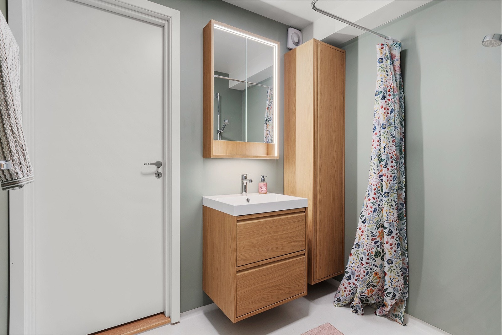 Bad med videre inngang til vaskerom Galleribilde