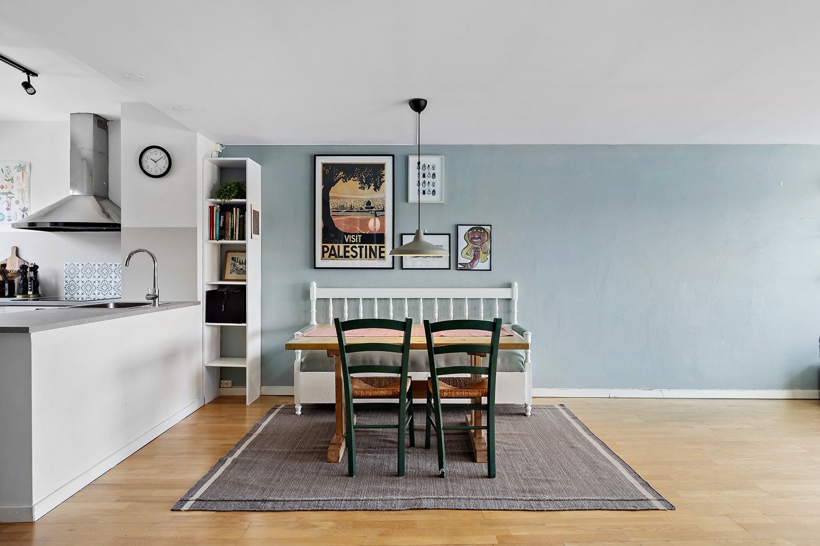 Fin plass til stort spisebord i tilknytning til kjøkkenet. Galleribilde