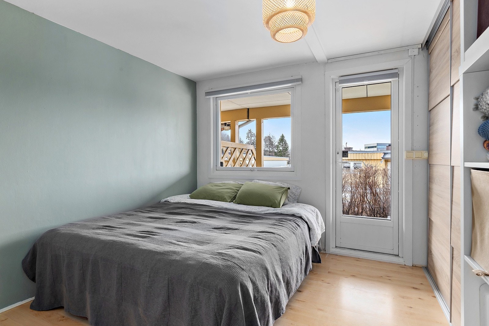 Hovedsoverom med utgang til terrasse og hage. Galleribilde