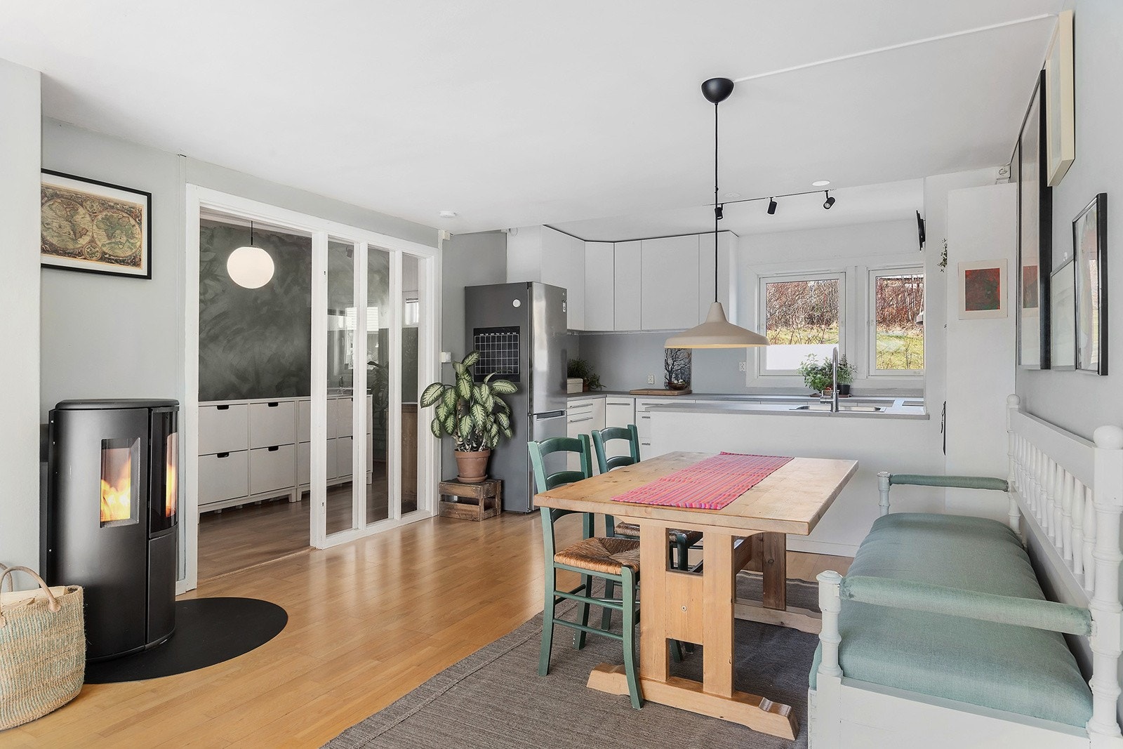 Spisestue og kjøkken. Galleribilde