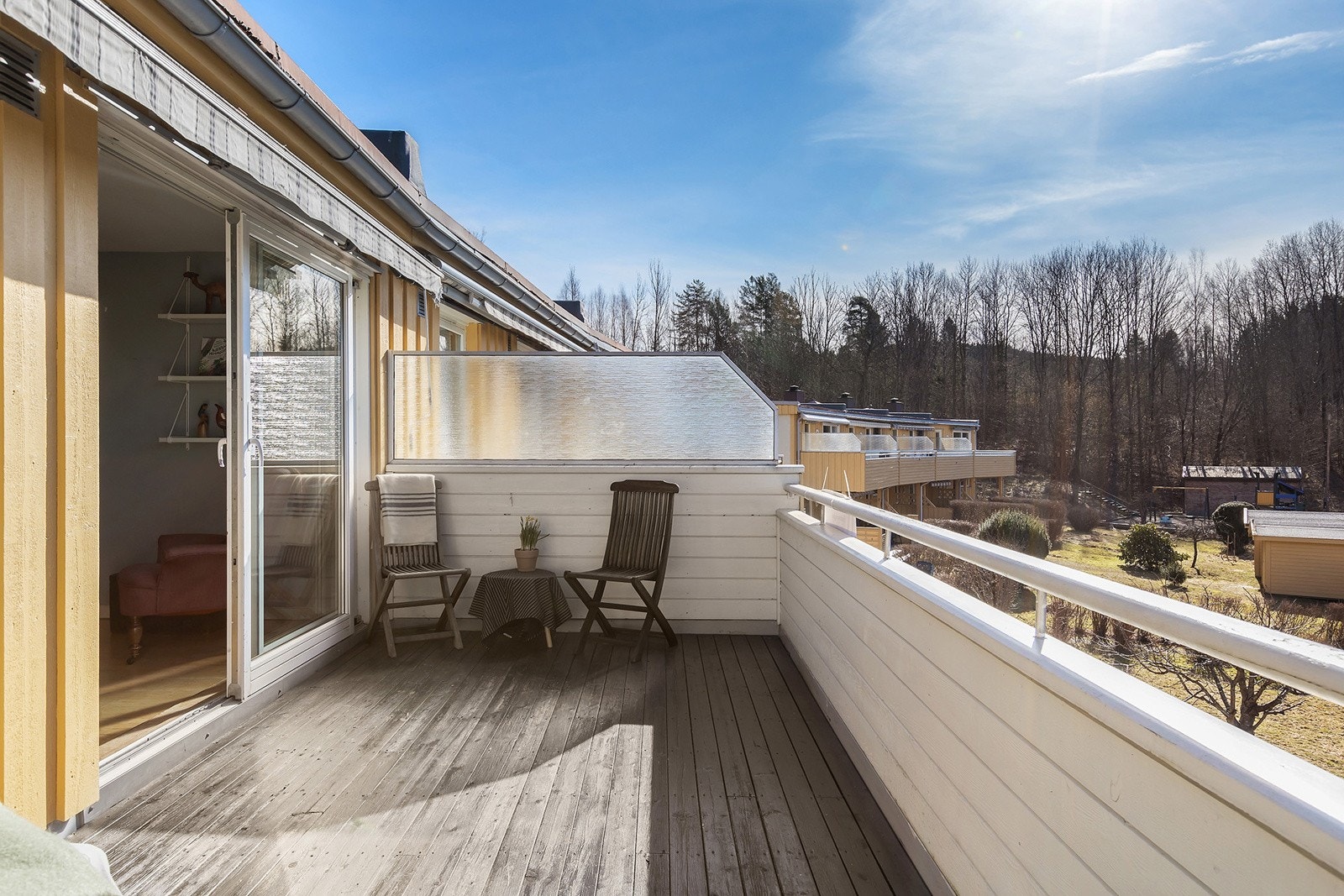 14 kvm med fin plass til utemøbler og grill. Markise, lys og strømuttak. Galleribilde