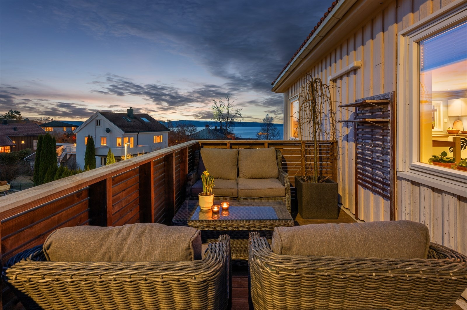 Fra verandaen i 2. etasje kan du nyte den vakre utsikten, og solnedgangen over fosenalpene. Galleribilde