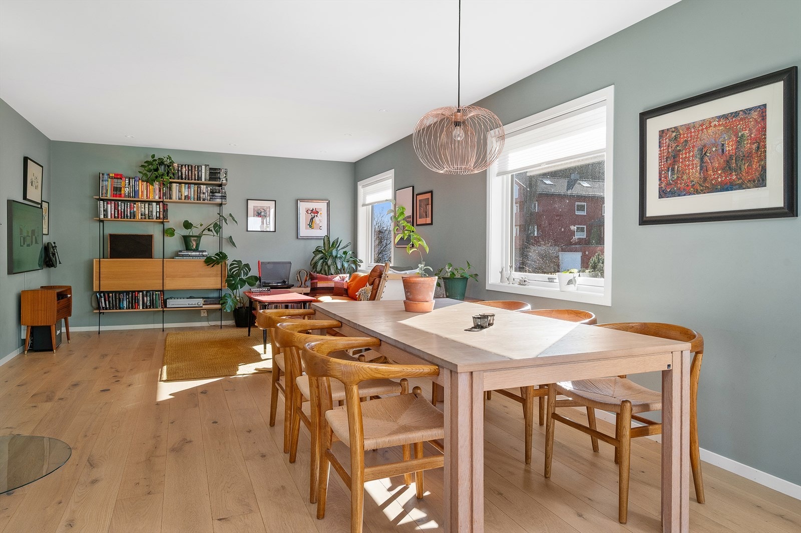Stuen alene måler ca. 40 m², og byr på god plass til møblering etter eget ønske. Galleribilde