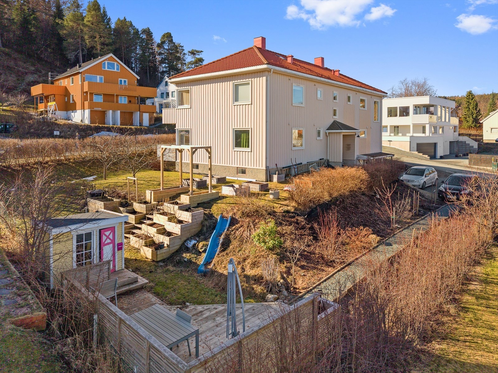 Hagen er pent opparbeidet med fine og solrike uteområder. Galleribilde