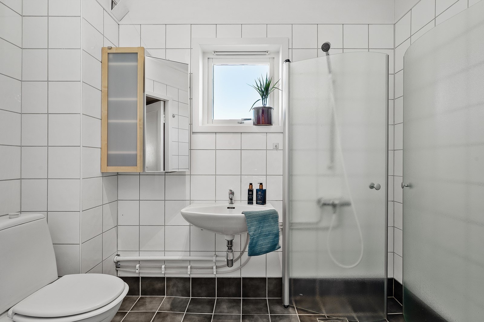 Badet i 2. etasje er av eldre dato, men takstmann har ved hulltaking fra tilstøtende rom ikke avdekket fukt, og tilliggende konstruksjoner til våtrom er vurdert til TG0. Galleribilde