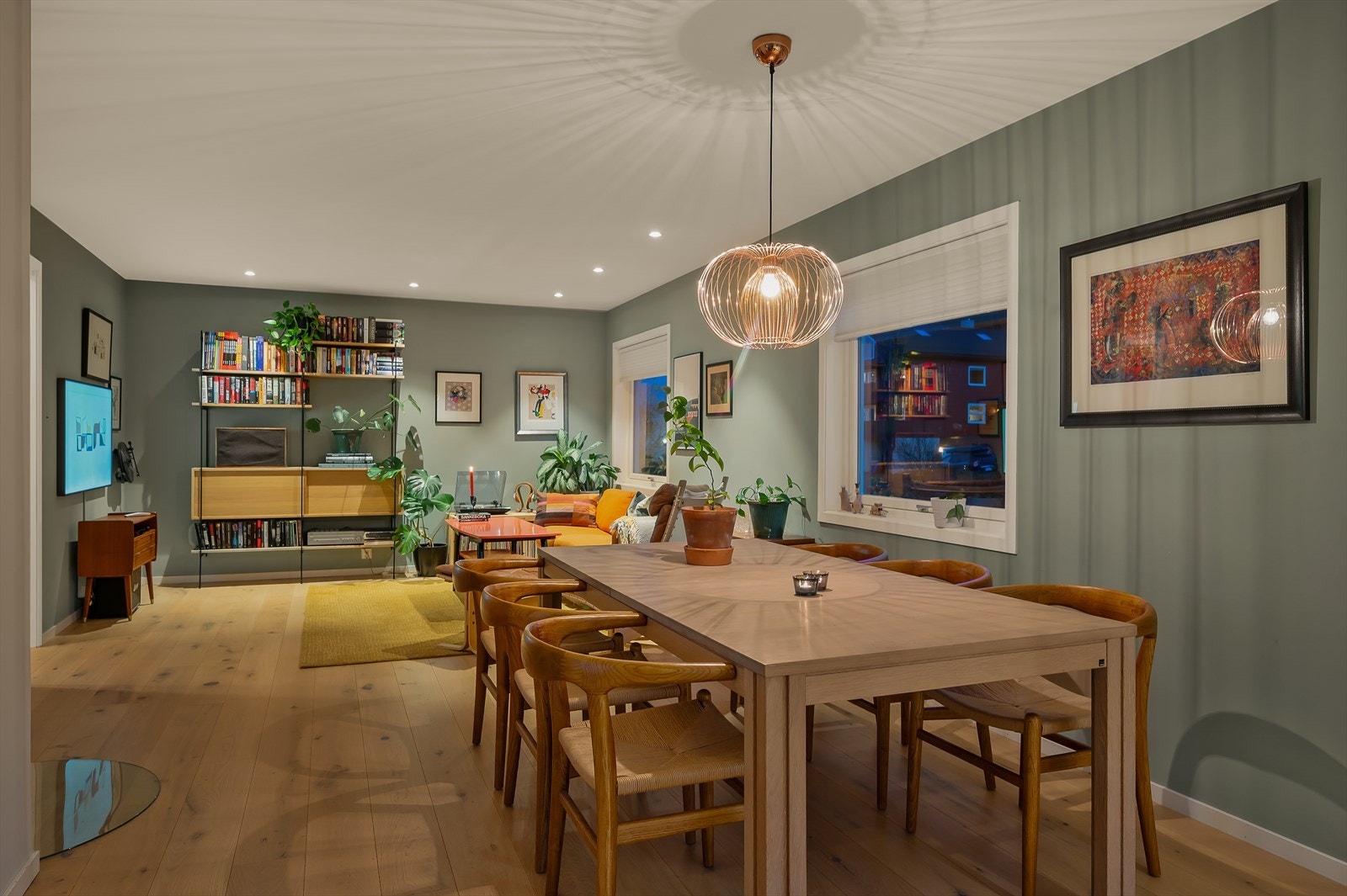 Fordelt over underetasje og loft disponerer man totalt 24 m² bodareal for praktisk lagring. Galleribilde