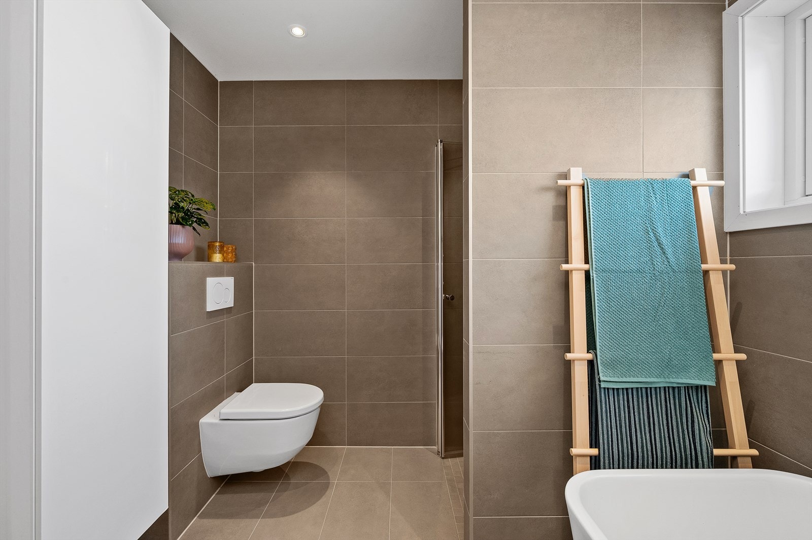 Overflater på gulv, samt sluk, membran og tettesjikt er vurdert til TG1 av takstmann. Badet ventileres ved mekanisk avtrekk og tilluft ved dørterskel. En løsning som også er vurder til TG1 av takstmann. Galleribilde