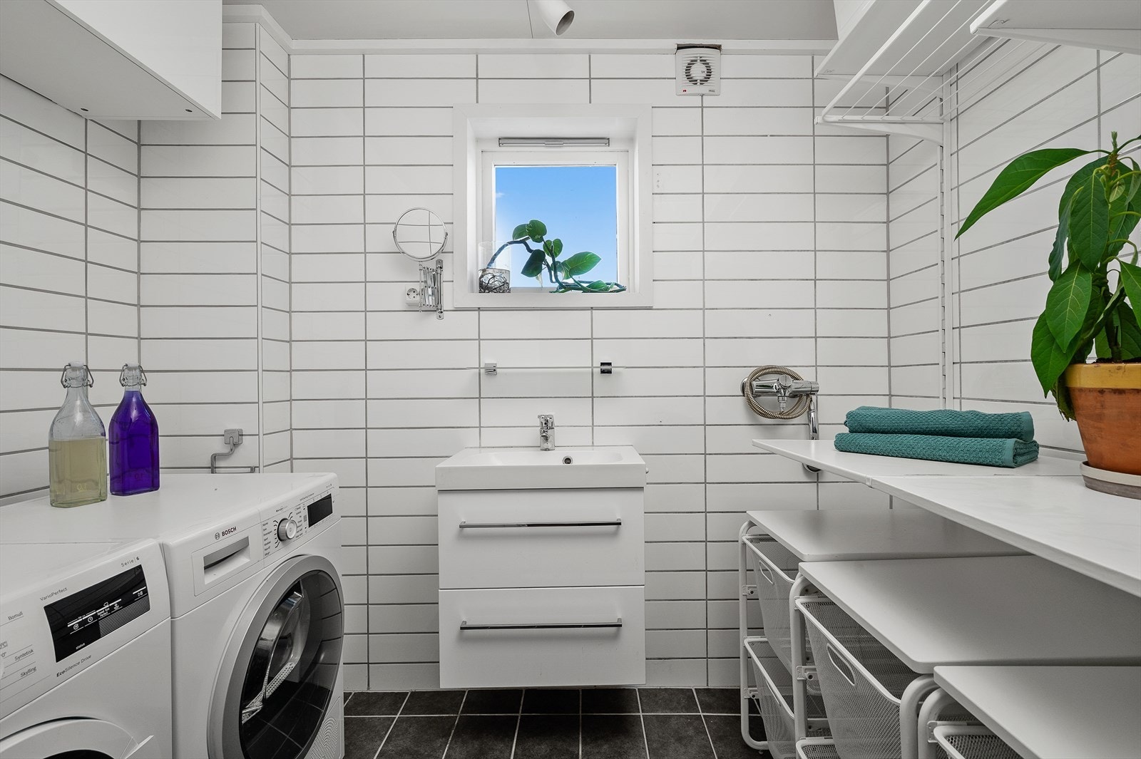 Vegg i vegg med badet ligger vaskerommet. Det er opprinnelig bygget som et bad i 2011, men senere tatt i bruk som vaskerom. Det er ved enkle grep mulig å tilbakeføre bruken om ønskelig. Galleribilde