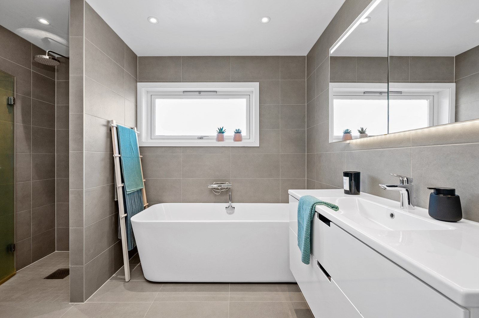 Badet i 1. etasje er nytt fra 2016 og lekkert innredet med fliser på gulv og vegger. Galleribilde