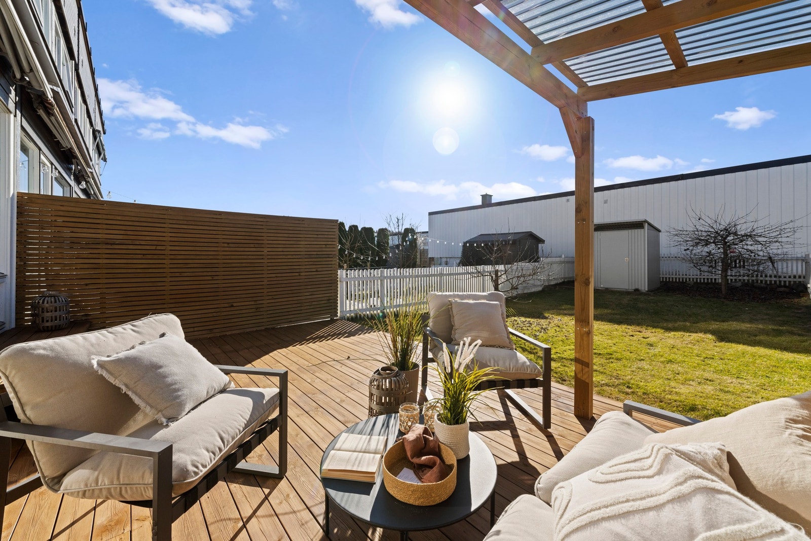 Uteområdet er et ekte hageparadis - skjermet, solrikt og med plass til lek, hageprosjekter, grilling og avslapning. Galleribilde
