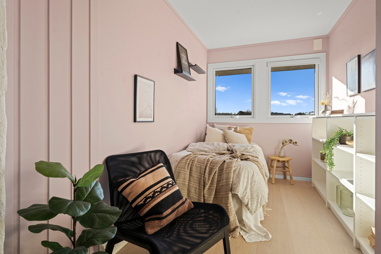 Soverom 3. Alle soverommene ligger samlet i 2. etasje med adkomst fra gang. Galleribilde