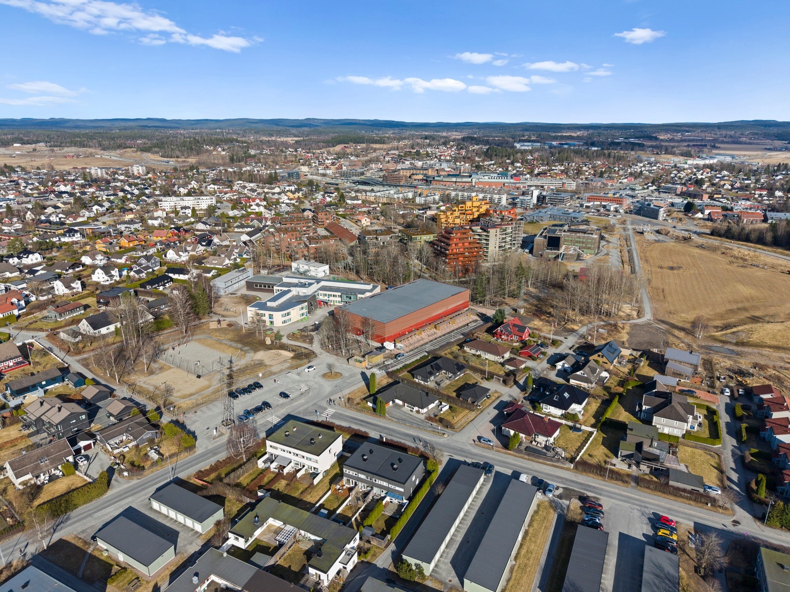 Gangavstand til Ski sentrum og stasjon, Oslo nås på ca. 20 minutter med tog. Galleribilde