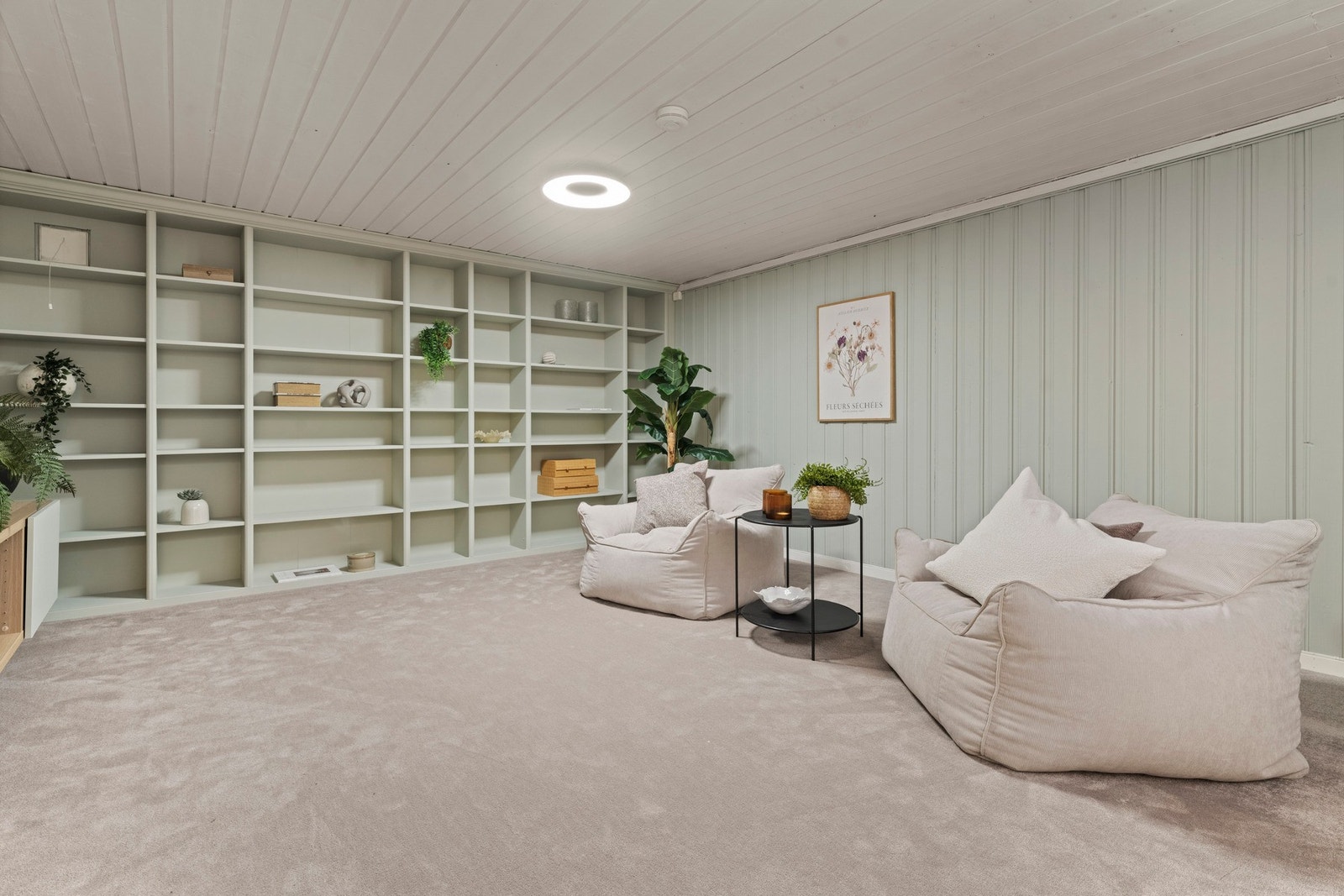 I tillegg kommer en romslig kjellerstue, ekstra plass når du trenger det. Galleribilde