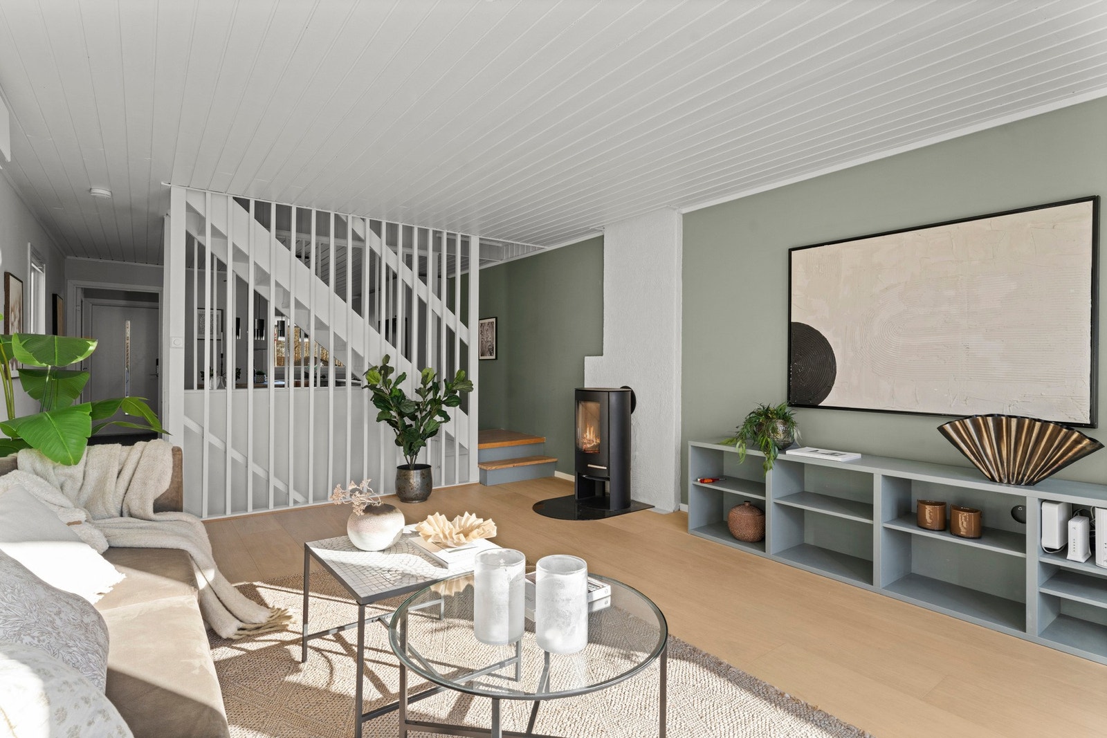 Vedovnen i stuen skaper ekstra varme og stemning, perfekt for høst og vinter. Galleribilde