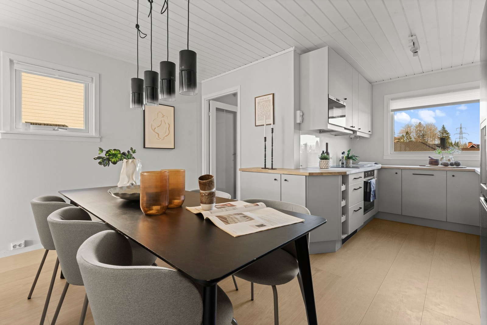 Store vinduer slipper inn rikelig med naturlig lys over kjøkkenbenken. Galleribilde