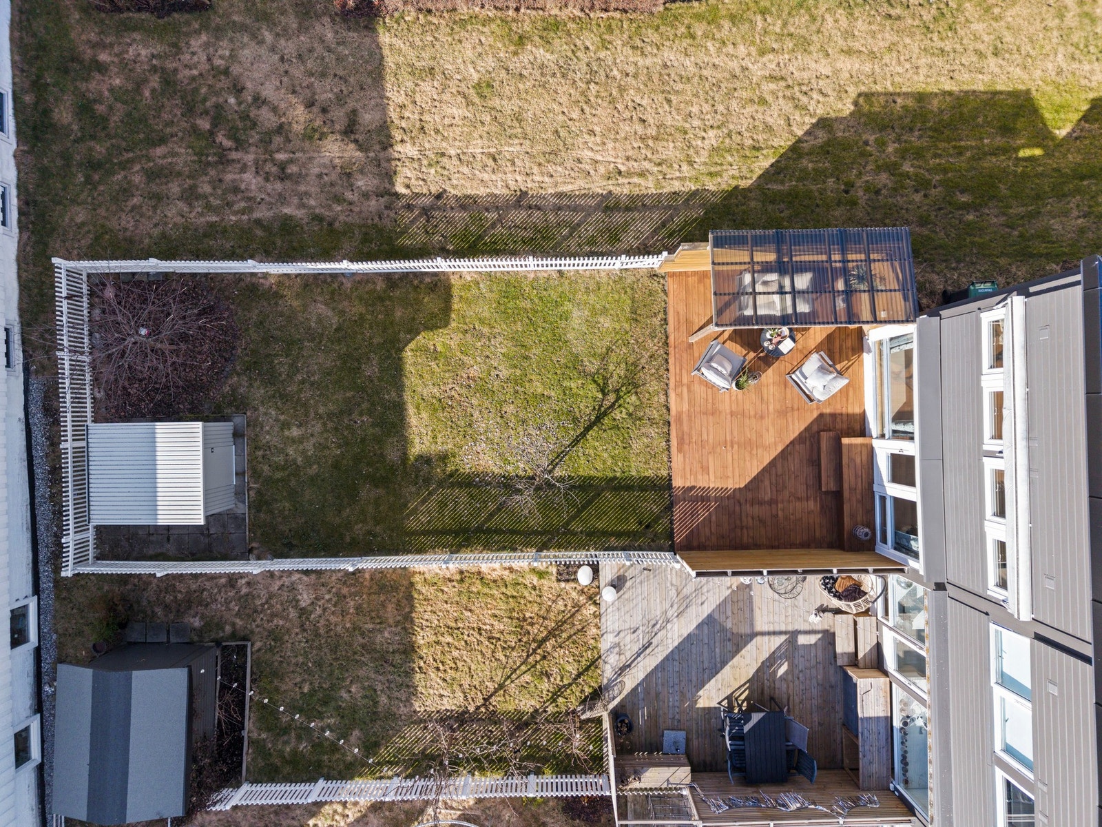 Familiedrøm med hageparadis og solrik terrasse - plass til lek, grilling og gode stunder ute! Galleribilde