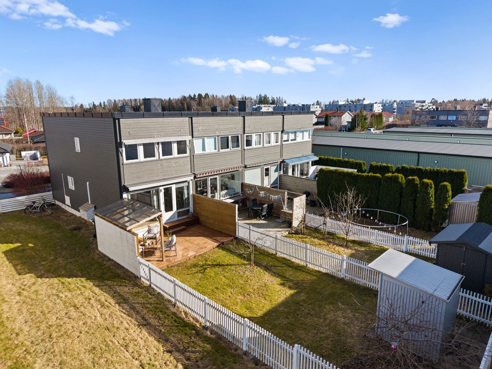 Boligen ligger i et barnevennlig og veletablert boligområde på Nordre Finstad, et område som særlig tiltrekker seg familier, etablerere og naturelskere. Galleribilde