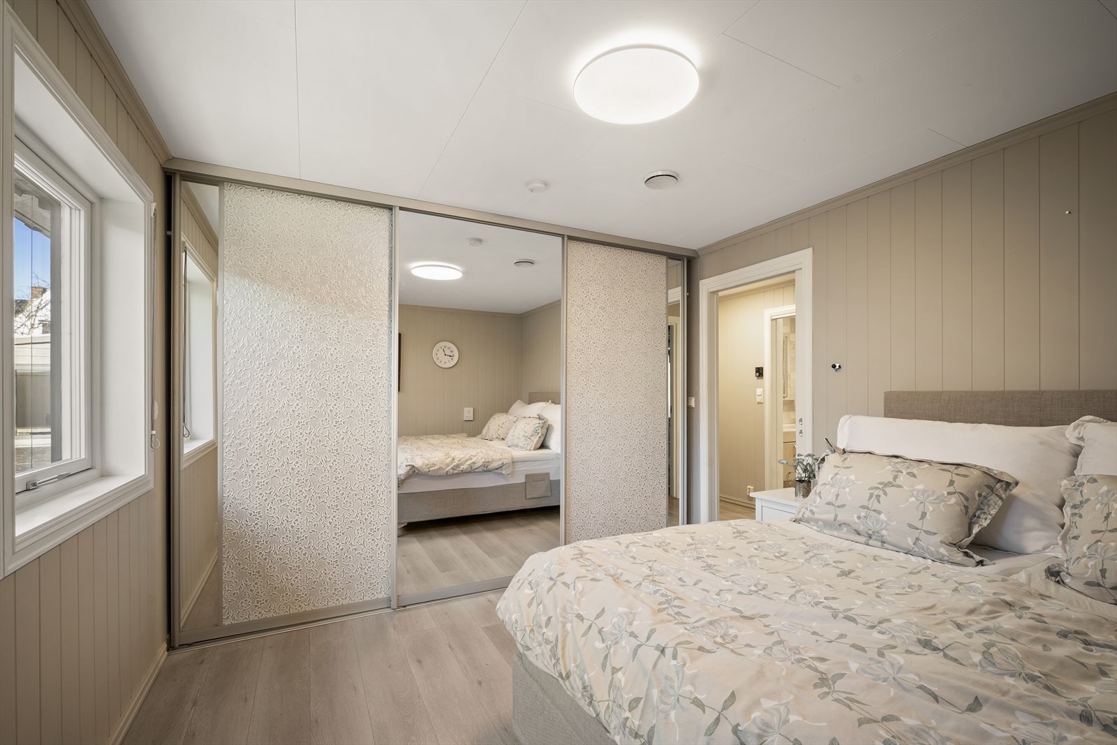 Soverom 1 - Boligens hovedsoverom er romslig og innehar en stor skyvedørsgarderobe. Galleribilde
