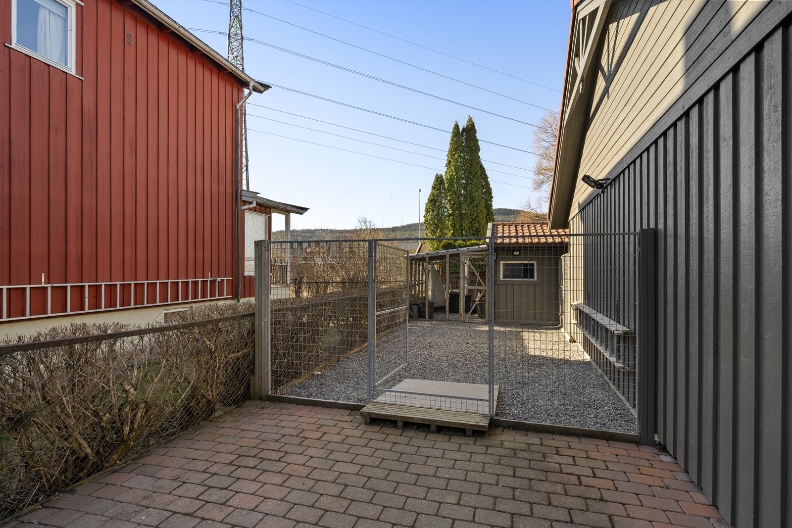 Tomten har også en opparbeidet hundegård, hvilket gir en trygg og egen plass for hunden til å leke og være aktiv. Galleribilde