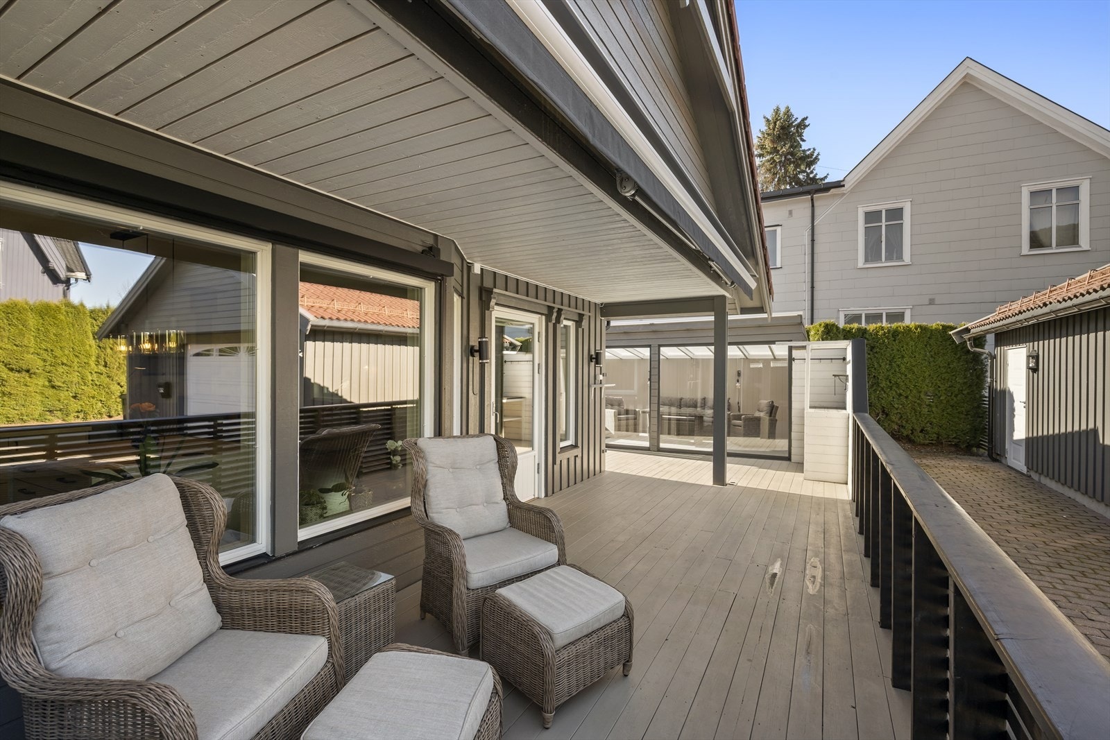 Boligen har flotte terrasse- og uteareal som gir gode solforhold og flotte muligheter for avslapning og sosialt samvær! Galleribilde