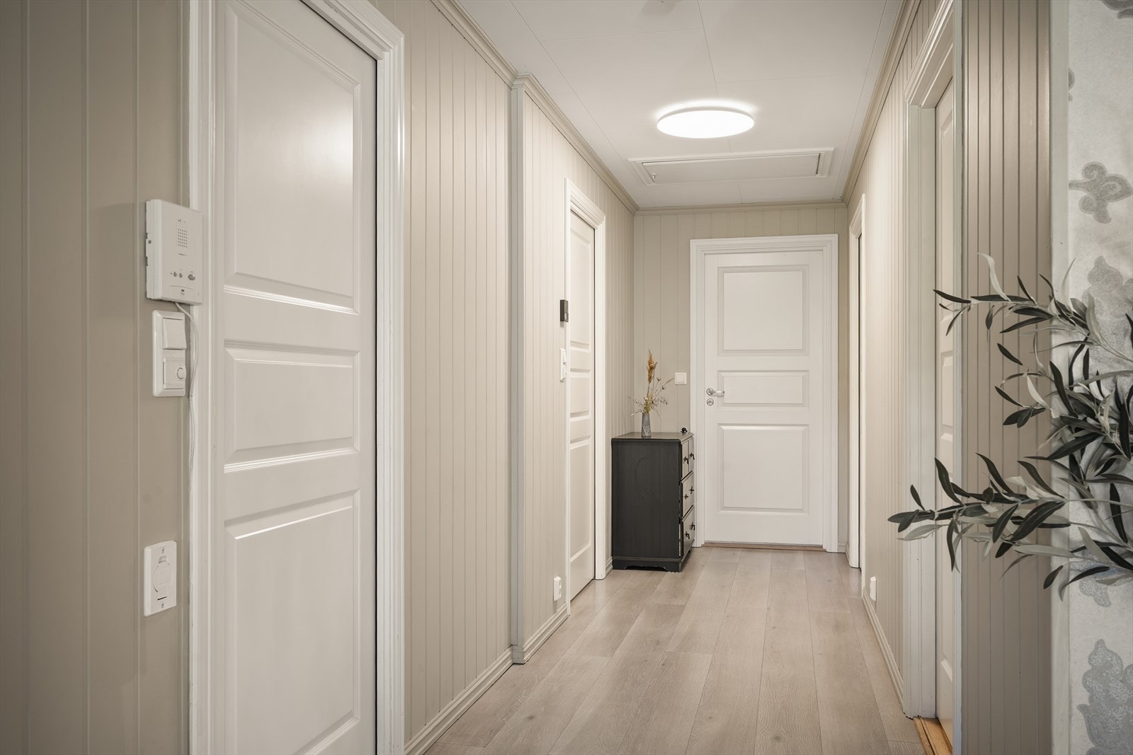 Boligen har en gjennomgående planløsning med alt på én flate, svært praktisk! Galleribilde